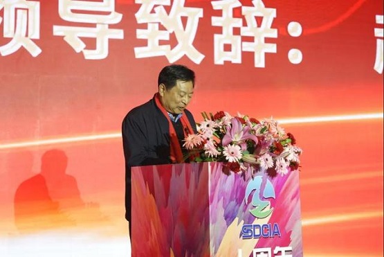 中國涂料工業(yè)協(xié)會(huì)副會(huì)長趙君在致辭 中國涂料工業(yè)協(xié)會(huì)副會(huì)長趙君在致辭