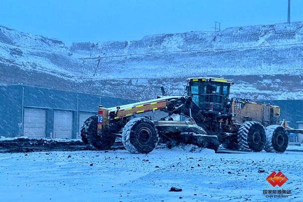 圖為平地機清理上煤生產道路積雪。 圖為平地機清理上煤生產道路積雪。