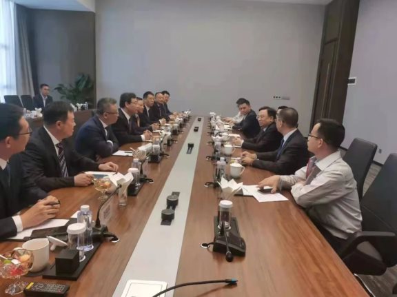比亞迪董事長(zhǎng)兼總裁王傳福與玲瓏輪胎董事長(zhǎng)、總裁王鋒親切交流