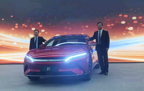 比亞迪董事長(zhǎng)兼總裁王傳福與玲瓏輪胎董事長(zhǎng)、總裁王鋒在比亞迪“漢”前合影