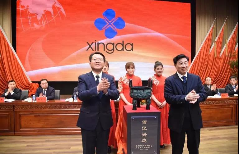 方捷和劉錦蘭兩人，共同為這尊有紀念意義的寶鼎揭牌