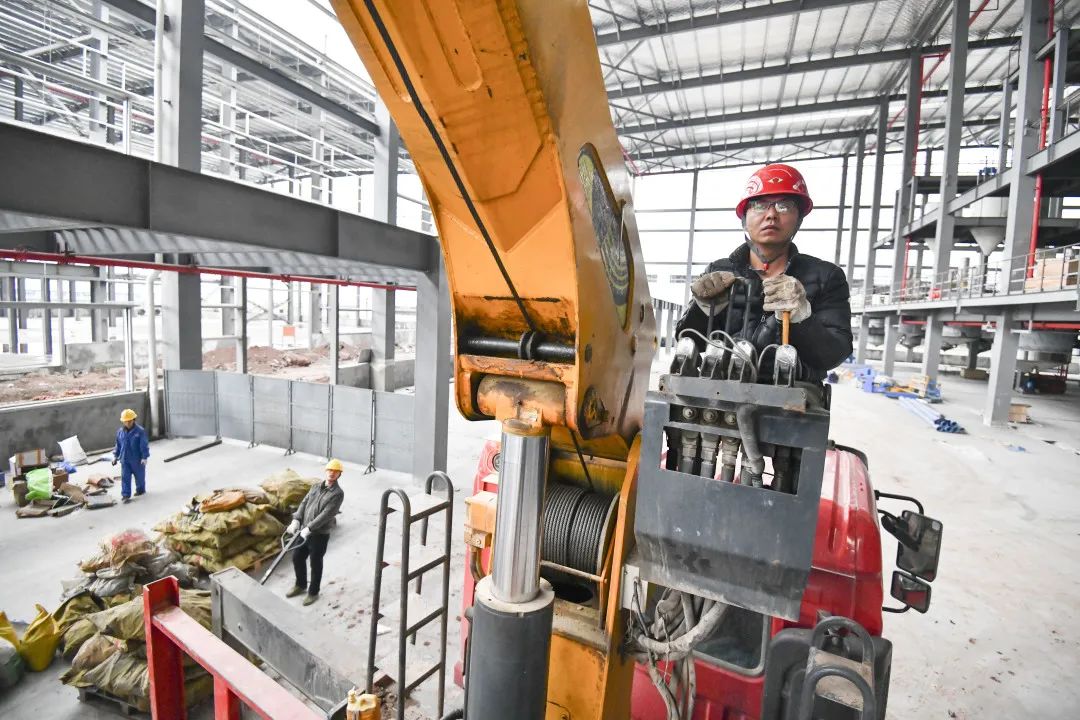 基地項目建設(shè)現(xiàn)場,工人正在操控吊機(jī) 基地項目建設(shè)現(xiàn)場,工人正在操控吊機(jī)