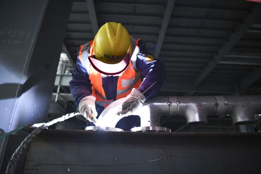 基地項目建設(shè)現(xiàn)場,工人正在焊接材料 基地項目建設(shè)現(xiàn)場,工人正在焊接材料