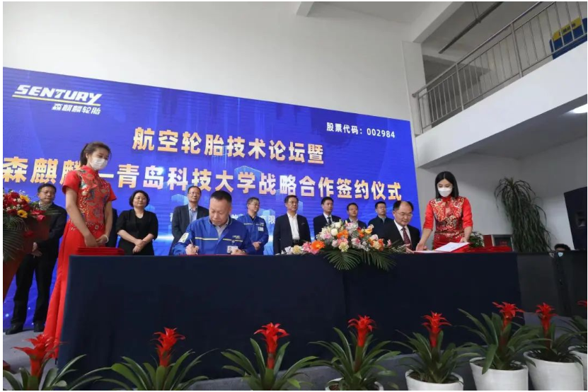 “國產(chǎn)大飛機(jī)航空胎用天然膠國產(chǎn)化替代技術(shù)”和“應(yīng)對‘雙碳’重大需求-輪胎用全生命周期綠色可循環(huán)材料技術(shù)”等兩個(gè)項(xiàng)目的技術(shù)合作開發(fā)協(xié)議同時(shí)簽署。 “國產(chǎn)大飛機(jī)航空胎用天然膠國產(chǎn)化替代技術(shù)”和“應(yīng)對‘雙碳’重大需求-輪胎用全生命周期綠色可循環(huán)材料技術(shù)”等兩個(gè)項(xiàng)目的技術(shù)合作開發(fā)協(xié)議同時(shí)簽署。
