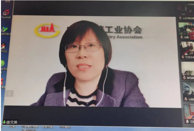 中國橡膠工業(yè)協(xié)會會長徐文英簡要介紹了輪胎行業(yè)運行情況，以及中橡協(xié)呈報國家部委的行業(yè)訴求和建議的初步反饋情況。