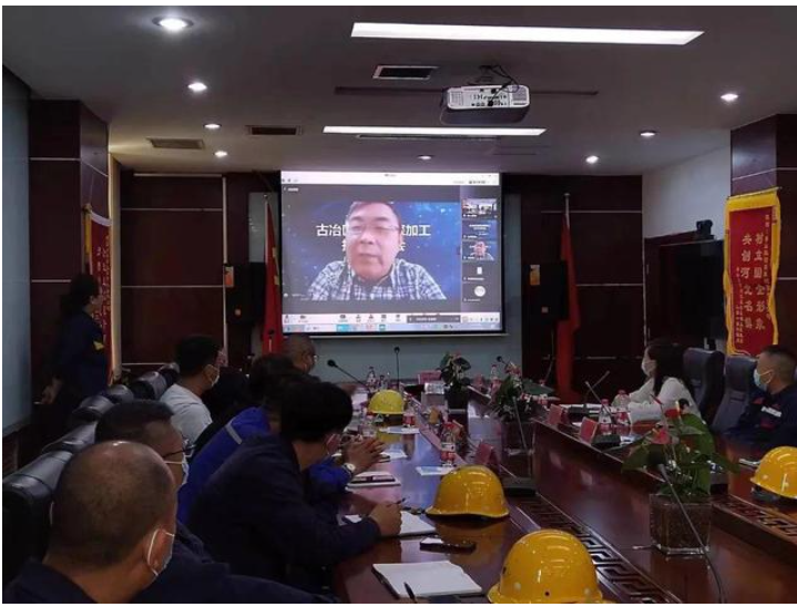 李鑫鋼教授就《煤焦油深加工分離過程強化與節能技術》進行了深入講解，具有較強的可操作性。與會企業負責人以視頻連線形式與李鑫鋼教授進行對接交流。