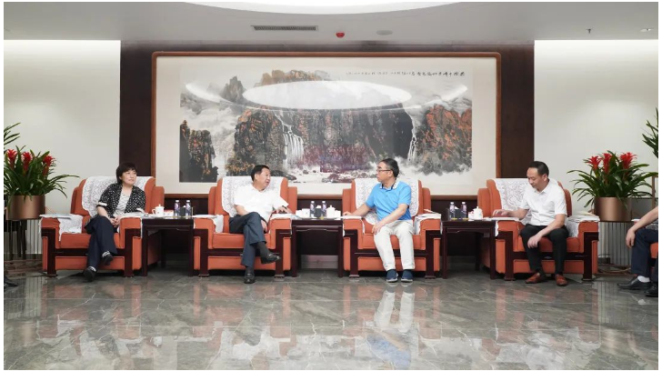 考察組對(duì)東方雨虹在科技創(chuàng)新、可持續(xù)發(fā)展方面給予充分肯定。