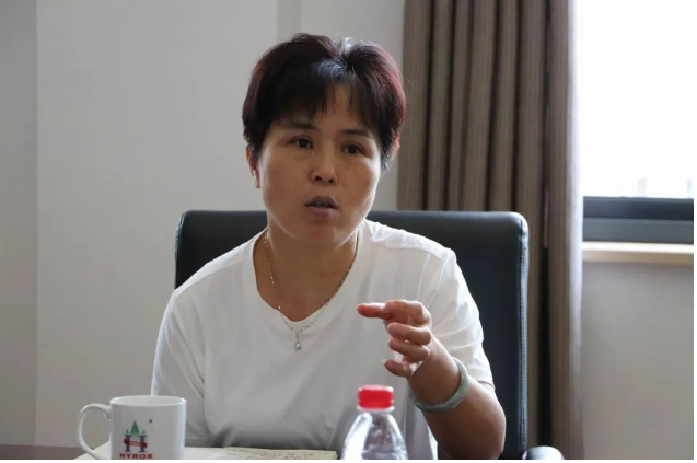 集團公司總裁助理沈小芬作為集團管理對接華源負(fù)責(zé)人，建議會議匯報形式可以嘗試以財務(wù)為中心，以財務(wù)數(shù)據(jù)輻射至各個子公司，通過對財務(wù)相關(guān)數(shù)據(jù)來分析、商討、解決問題。