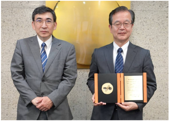 日座操從日本橡膠協會主席斎藤拓(東京農業和技術大學教授)(左)手中接過表彰獎牌 日座操從日本橡膠協會主席斎藤拓(東京農業和技術大學教授)(左)手中接過表彰獎牌
