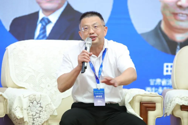 福建省涂料工業(yè)協(xié)會會長、廈門惠宇化工貿(mào)易有限公司董事長施義民 福建省涂料工業(yè)協(xié)會會長、廈門惠宇化工貿(mào)易有限公司董事長施義民