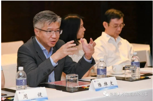 　復旦管院院長陸雄文表示，復旦管院會充分利用學院8個系的雄厚師資、研究中心和咨詢公司及校友網絡，深入調研興達公司，同時將興達的發展做成案例，總結企業的成功經驗，并就現實問題提供解決方案和配套的人員培訓。
