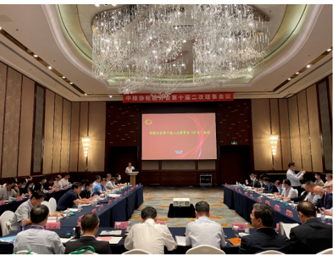 沈金榮在報告中指出,輪胎行業(yè)要穩(wěn)中求進調結構,去除低端過剩產(chǎn)能,提高經(jīng)濟運行質量,提高供給質量;鼓勵優(yōu)秀有實力的企業(yè)進行戰(zhàn)略布局;建設世界一流企業(yè),重視人才培養(yǎng)和合作;以綠色低碳為抓手,重在節(jié)能降耗,實現(xiàn)行業(yè)整體升級;大力推進智能技術等創(chuàng)新驅動;優(yōu)化市場環(huán)境,倡導公平競爭與行業(yè)自律,實施品牌建設,實現(xiàn)健康發(fā)展。 沈金榮在報告中指出,輪胎行業(yè)要穩(wěn)中求進調結構,去除低端過剩產(chǎn)能,提高經(jīng)濟運行質量,提高供給質量;鼓勵優(yōu)秀有實力的企業(yè)進行戰(zhàn)略布局;建設世界一流企業(yè),重視人才培養(yǎng)和合作;以綠色低碳為抓手,重在節(jié)能降耗,實現(xiàn)行業(yè)整體升級;大力推進智能技術等創(chuàng)新驅動;優(yōu)化市場環(huán)境,倡導公平競爭與行業(yè)自律,實施品牌建設,實現(xiàn)健康發(fā)展。