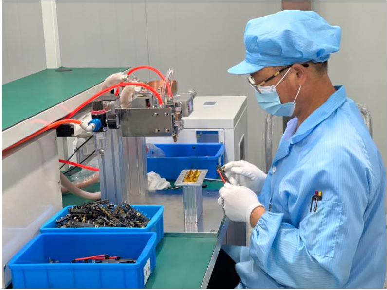 圖為安徽省寧國天成電器有限公司的工人正在生產(chǎn)線上忙碌。新華社記者吳慧珺 攝 圖為安徽省寧國天成電器有限公司的工人正在生產(chǎn)線上忙碌。新華社記者吳慧珺 攝