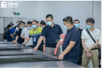 參觀智能制造示范車間 參觀智能制造示范車間