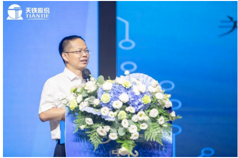 中橡協(xié)副會(huì)長(zhǎng)兼秘書(shū)長(zhǎng)雷昌純蒞臨大會(huì),并講話。 中橡協(xié)副會(huì)長(zhǎng)兼秘書(shū)長(zhǎng)雷昌純蒞臨大會(huì),并講話。