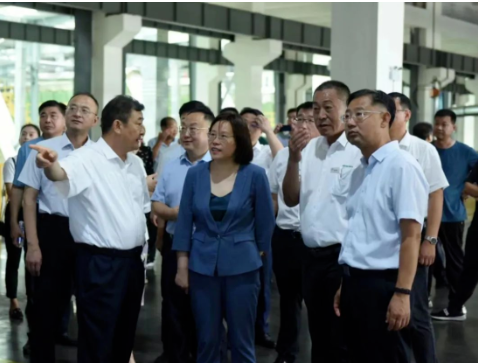 圖為領(lǐng)導(dǎo)、嘉賓在工廠車間進行參觀 圖為領(lǐng)導(dǎo)、嘉賓在工廠車間進行參觀
