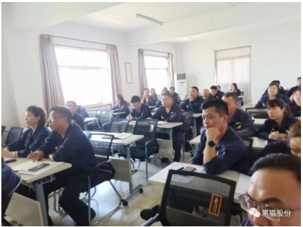 會(huì)議還對(duì)公司質(zhì)量管理工作進(jìn)行了總結(jié)，隨著客戶對(duì)產(chǎn)品質(zhì)量要求不斷提高，質(zhì)量服務(wù)已不僅僅是提供合格的產(chǎn)品，還包括質(zhì)量穩(wěn)定性、交貨及時(shí)性，后續(xù)的服務(wù)跟蹤，這是質(zhì)量服務(wù)的全流程。每一位員工都是質(zhì)量管理的參予者，在工作中要發(fā)現(xiàn)問(wèn)題改善問(wèn)題，養(yǎng)成良好的品質(zhì)意識(shí)。