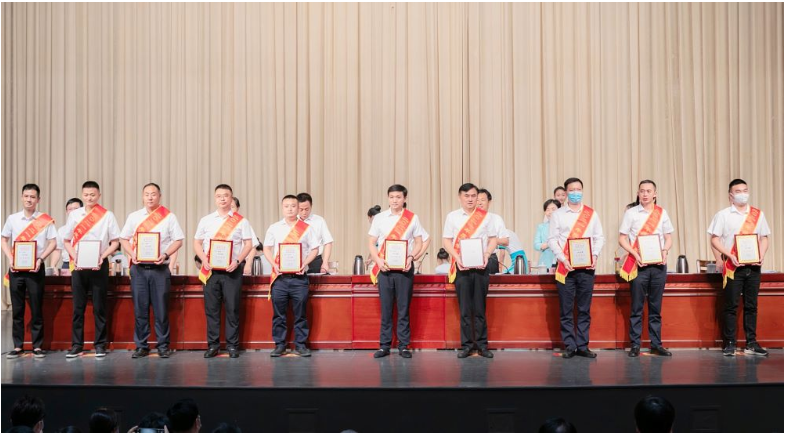 以此為契機(jī),岳陽東方雨虹將以“篤行者”的姿態(tài)擔(dān)當(dāng)使命、勇立潮頭;以“攀登者”的姿態(tài)擁抱時(shí)代、勇創(chuàng)高峰;以“引領(lǐng)者”的姿態(tài)堅(jiān)守正道、勇當(dāng)標(biāo)桿;以“奉獻(xiàn)者”的姿態(tài)回報(bào)社會、勇?lián)?zé)任 以此為契機(jī),岳陽東方雨虹將以“篤行者”的姿態(tài)擔(dān)當(dāng)使命、勇立潮頭;以“攀登者”的姿態(tài)擁抱時(shí)代、勇創(chuàng)高峰;以“引領(lǐng)者”的姿態(tài)堅(jiān)守正道、勇當(dāng)標(biāo)桿;以“奉獻(xiàn)者”的姿態(tài)回報(bào)社會、勇?lián)?zé)任
