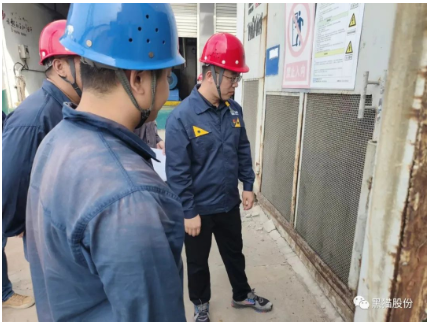 　李俊指出，要充分認(rèn)識(shí)“雙控”機(jī)制建設(shè)在風(fēng)險(xiǎn)管控和隱患排查治理過程中發(fā)揮的作用，把“雙控”機(jī)制建設(shè)作為保障安全生產(chǎn)的一項(xiàng)重要抓手，逐步提升公司管理人員綜合業(yè)務(wù)水平，積極引導(dǎo)員工主動(dòng)參與“雙控”機(jī)制建設(shè)和運(yùn)用，營(yíng)造安全穩(wěn)定的生產(chǎn)環(huán)境。