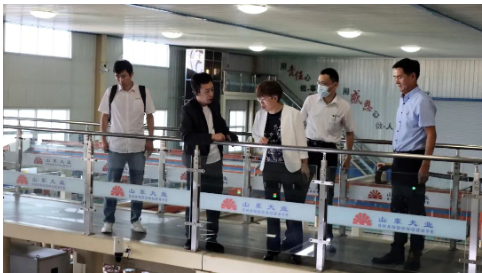 雙星集團采購中心總經理許冰，采購中心招標主管武岳，參加此次活動。