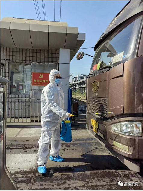 　烏海黑貓將迎難而上“戰疫情”，以“穩”中有進的定力、“靜”而有為的勇氣，全面統籌好疫情防控和生產經營工作，在戰疫中彰顯“黑貓精神”。