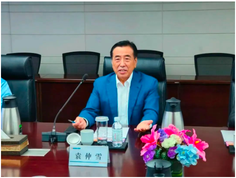 　國家橡膠與輪胎工程技術(shù)研究中心主任、賽輪集團(tuán)黨委書記、董事長袁仲雪，接待了張飚一行。