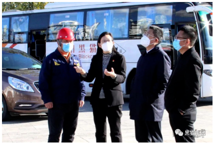 琚慧敏強(qiáng)調(diào),企業(yè)要在思想上始終繃緊安全生產(chǎn)這根弦,嚴(yán)格落實(shí)疫情防控和安全生產(chǎn)主體責(zé)任。要將疫情防控各項(xiàng)政策落實(shí)到位,肩負(fù)起安全生產(chǎn)第一責(zé)任人責(zé)任,不斷完善應(yīng)急預(yù)案,提高應(yīng)急處置能力,及時(shí)妥善應(yīng)對(duì)各類(lèi)突發(fā)事件和異常情況。 琚慧敏強(qiáng)調(diào),企業(yè)要在思想上始終繃緊安全生產(chǎn)這根弦,嚴(yán)格落實(shí)疫情防控和安全生產(chǎn)主體責(zé)任。要將疫情防控各項(xiàng)政策落實(shí)到位,肩負(fù)起安全生產(chǎn)第一責(zé)任人責(zé)任,不斷完善應(yīng)急預(yù)案,提高應(yīng)急處置能力,及時(shí)妥善應(yīng)對(duì)各類(lèi)突發(fā)事件和異常情況。