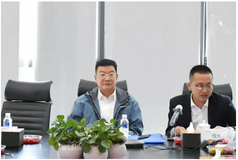 鄒哲賢及各位專家肯定了時代新材的工作,并圍繞中國中車數(shù)字化轉(zhuǎn)型的目的、方向、目標(biāo)、原則、推進(jìn)策略等進(jìn)行指示,他強(qiáng)調(diào)要堅(jiān)持:戰(zhàn)略統(tǒng)領(lǐng)、由上往下;數(shù)據(jù)貫通、標(biāo)準(zhǔn)統(tǒng)一;需求拉動、及時推進(jìn);急用先行、逐步覆蓋;數(shù)據(jù)驅(qū)動、平臺賦能的原則。 鄒哲賢及各位專家肯定了時代新材的工作,并圍繞中國中車數(shù)字化轉(zhuǎn)型的目的、方向、目標(biāo)、原則、推進(jìn)策略等進(jìn)行指示,他強(qiáng)調(diào)要堅(jiān)持:戰(zhàn)略統(tǒng)領(lǐng)、由上往下;數(shù)據(jù)貫通、標(biāo)準(zhǔn)統(tǒng)一;需求拉動、及時推進(jìn);急用先行、逐步覆蓋;數(shù)據(jù)驅(qū)動、平臺賦能的原則。
