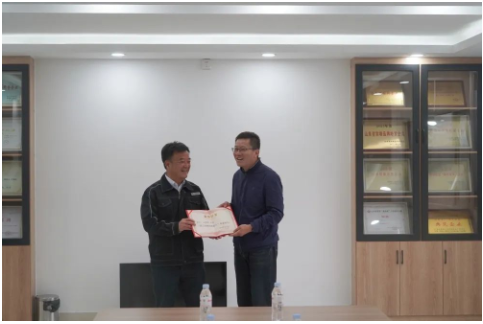 同時，華凌電纜工會主席王洪軍榮獲章丘區總工會2022年度“職工信賴的娘家人”!