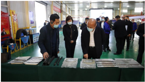張建偉一行參觀了公司鋼簾線數(shù)字化車間及智能化檢配中心,現(xiàn)場聽取了關(guān)于智能化改造等相關(guān)情況的匯報,并詳細(xì)詢問企業(yè)所遇到的困難和清潔能源開發(fā)利用情況。 張建偉一行參觀了公司鋼簾線數(shù)字化車間及智能化檢配中心,現(xiàn)場聽取了關(guān)于智能化改造等相關(guān)情況的匯報,并詳細(xì)詢問企業(yè)所遇到的困難和清潔能源開發(fā)利用情況。