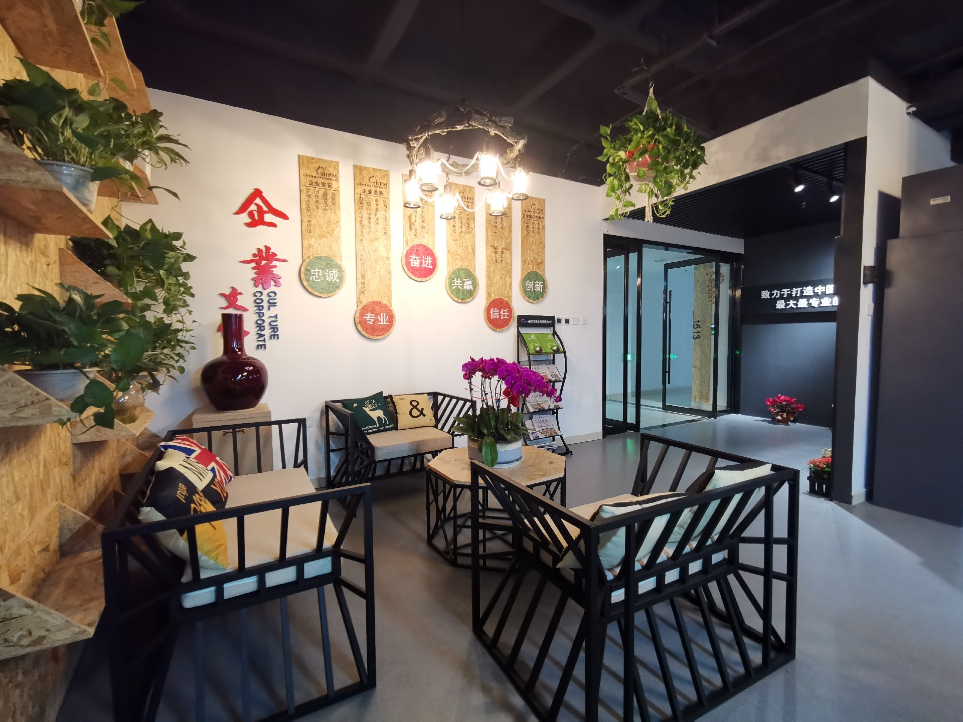 山東中橡將以此評(píng)定為契機(jī)，繼續(xù)深入開展兩化融合建設(shè)，不斷實(shí)現(xiàn)企業(yè)管理、業(yè)務(wù)運(yùn)作、信息建設(shè)等關(guān)鍵領(lǐng)域的技術(shù)創(chuàng)新，打造平臺(tái)化、集成化、智能化等兩化融合新格局，為更好的服務(wù)國(guó)內(nèi)橡塑行業(yè)和公司的持續(xù)高質(zhì)量創(chuàng)新發(fā)展不斷賦能。
