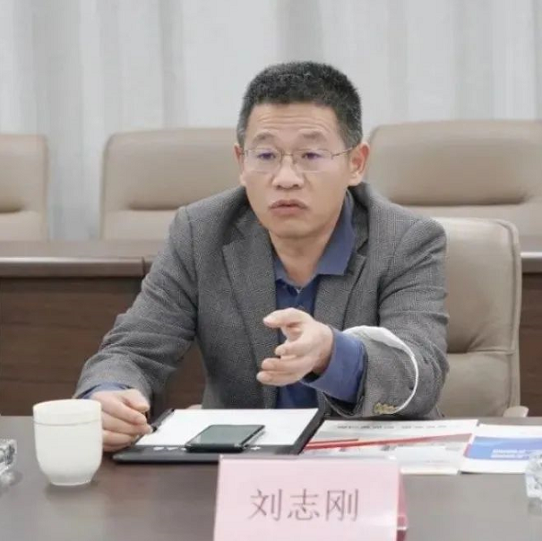 劉志剛介紹了中交集團(tuán)的發(fā)展歷程、重大貢獻(xiàn)、重大區(qū)域、重大市場(chǎng)，表示今天的到訪感受到了華凌的力量以及華凌的經(jīng)營(yíng)理念，期待與華凌展開深入的合作，一起助力章丘高質(zhì)量發(fā)展。