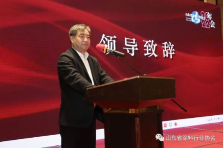 山東省生態環境廳張金智巡視員首先為大會致辭，他對大會的召開表示祝賀，山東省涂料行業協會召開以“聚膠發展·共涂未來”為主題，積極探討源頭替代、深度治理的技術路線的這樣一次會議，可謂恰逢其時。