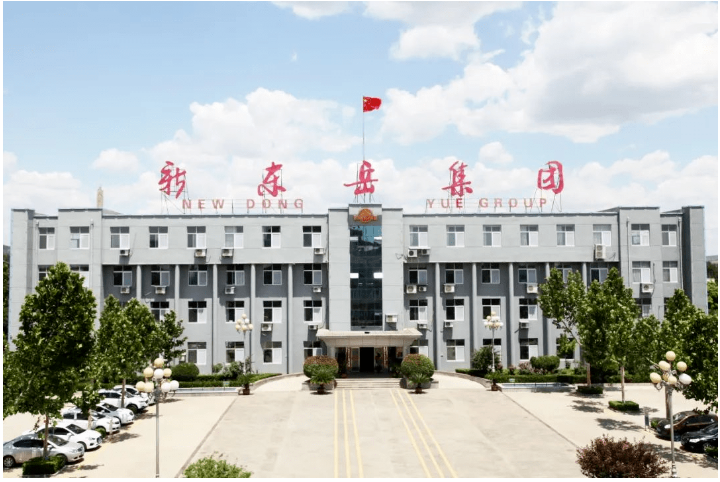 在青島大學(xué)校方人士的陪同下,殷峰一行參觀了生命科學(xué)院、化學(xué)化工學(xué)院及實驗室等,青島大學(xué)表示,希望與新東岳集團聯(lián)合申報省市重大科技專項、開展橫向課題研究開發(fā)等合作。 在青島大學(xué)校方人士的陪同下,殷峰一行參觀了生命科學(xué)院、化學(xué)化工學(xué)院及實驗室等,青島大學(xué)表示,希望與新東岳集團聯(lián)合申報省市重大科技專項、開展橫向課題研究開發(fā)等合作。