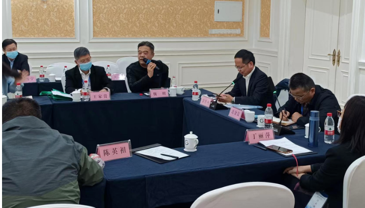 中昊黑元化工研究設(shè)計(jì)院有限公司院長王家貴、山東聯(lián)科新材料有限公司執(zhí)行董事陳有根,分階段主持了此次會(huì)議。 中昊黑元化工研究設(shè)計(jì)院有限公司院長王家貴、山東聯(lián)科新材料有限公司執(zhí)行董事陳有根,分階段主持了此次會(huì)議。