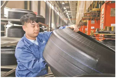 為進(jìn)一步適應(yīng)新能源汽車產(chǎn)業(yè)發(fā)展，萬力半鋼胎生產(chǎn)線升級(jí)改造項(xiàng)目已正式下線。
