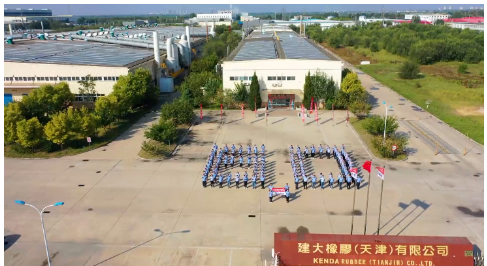 楊啟仁指出,2022年重資項(xiàng)目分別為投資了越南二廠二期、天津廠區(qū)新廠、云林廠密煉制程優(yōu)化、及沙灘車胎擴(kuò)產(chǎn)等。其中,越南二廠擴(kuò)建項(xiàng)目現(xiàn)狀是,營運(yùn)中的越南二廠一期(KV2-1)廠規(guī)劃總?cè)债a(chǎn)能2萬條的轎車胎(含輕卡車胎),今年6月輪胎日產(chǎn)能達(dá)1.2萬條,希望明年6月輪胎日產(chǎn)能可提高至2萬條(年產(chǎn)730萬條)。 楊啟仁指出,2022年重資項(xiàng)目分別為投資了越南二廠二期、天津廠區(qū)新廠、云林廠密煉制程優(yōu)化、及沙灘車胎擴(kuò)產(chǎn)等。其中,越南二廠擴(kuò)建項(xiàng)目現(xiàn)狀是,營運(yùn)中的越南二廠一期(KV2-1)廠規(guī)劃總?cè)债a(chǎn)能2萬條的轎車胎(含輕卡車胎),今年6月輪胎日產(chǎn)能達(dá)1.2萬條,希望明年6月輪胎日產(chǎn)能可提高至2萬條(年產(chǎn)730萬條)。