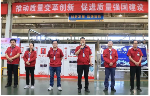 在品質(zhì)提升上,2022年,萬(wàn)達(dá)寶通輪胎公司通過(guò)實(shí)施精益管理、標(biāo)桿生產(chǎn)線(xiàn)打造、質(zhì)量管理月等活動(dòng),完成了IATF16949再認(rèn)證審核,SONCAP認(rèn)證,SASO認(rèn)證,R117認(rèn)證等多個(gè)審核及CCC系列證書(shū)換證、巴西年度監(jiān)督審核和國(guó)家實(shí)驗(yàn)室審核。 在品質(zhì)提升上,2022年,萬(wàn)達(dá)寶通輪胎公司通過(guò)實(shí)施精益管理、標(biāo)桿生產(chǎn)線(xiàn)打造、質(zhì)量管理月等活動(dòng),完成了IATF16949再認(rèn)證審核,SONCAP認(rèn)證,SASO認(rèn)證,R117認(rèn)證等多個(gè)審核及CCC系列證書(shū)換證、巴西年度監(jiān)督審核和國(guó)家實(shí)驗(yàn)室審核。