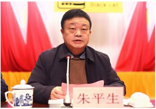 朱平生表示,2022年,是黨和國(guó)家歷史上具有里程碑意義的一年,也是黑貓集團(tuán)加快發(fā)展的關(guān)鍵一年。面對(duì)經(jīng)濟(jì)下行壓力的加大,黑貓人居危思危,奮勇直追,在經(jīng)營(yíng)指標(biāo)上再創(chuàng)佳績(jī),在提高發(fā)展質(zhì)量上取得突破。2023年,希望黑貓繼續(xù)發(fā)揮領(lǐng)軍作用、繼續(xù)擔(dān)當(dāng)發(fā)展標(biāo)兵、持續(xù)實(shí)現(xiàn)更大突破,奮力推動(dòng)各項(xiàng)工作“作示范、勇?tīng)?zhēng)先、走前列”,奮力開(kāi)創(chuàng)世界領(lǐng)先的百年制造企業(yè)新局面。 朱平生表示,2022年,是黨和國(guó)家歷史上具有里程碑意義的一年,也是黑貓集團(tuán)加快發(fā)展的關(guān)鍵一年。面對(duì)經(jīng)濟(jì)下行壓力的加大,黑貓人居危思危,奮勇直追,在經(jīng)營(yíng)指標(biāo)上再創(chuàng)佳績(jī),在提高發(fā)展質(zhì)量上取得突破。2023年,希望黑貓繼續(xù)發(fā)揮領(lǐng)軍作用、繼續(xù)擔(dān)當(dāng)發(fā)展標(biāo)兵、持續(xù)實(shí)現(xiàn)更大突破,奮力推動(dòng)各項(xiàng)工作“作示范、勇?tīng)?zhēng)先、走前列”,奮力開(kāi)創(chuàng)世界領(lǐng)先的百年制造企業(yè)新局面。
