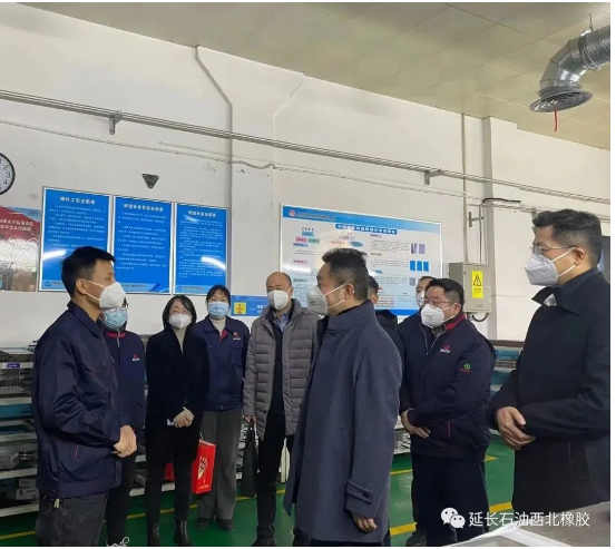 1月12日下午,陜西省國資委副主任崔詩越在延長石油集團黨委副書記陳琦的陪同下,走訪慰問了西橡公司生活困難黨員,為他們送去了慰問金和新春祝福及問候,傳遞了黨組織的關(guān)懷和溫暖。西橡公司黨委副書記、總經(jīng)理張航偉及副總經(jīng)理賀莉莉、寧博陪同。 1月12日下午,陜西省國資委副主任崔詩越在延長石油集團黨委副書記陳琦的陪同下,走訪慰問了西橡公司生活困難黨員,為他們送去了慰問金和新春祝福及問候,傳遞了黨組織的關(guān)懷和溫暖。西橡公司黨委副書記、總經(jīng)理張航偉及副總經(jīng)理賀莉莉、寧博陪同。