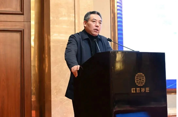 同時(shí),總經(jīng)理程金元也表示,新的一年,公司將以創(chuàng)新為核心、以產(chǎn)品力、渠道力、營(yíng)銷(xiāo)力為抓手,加速國(guó)際化、智能化、綠色化發(fā)展,朝著戰(zhàn)略目標(biāo)而繼續(xù)努力奮斗。 同時(shí),總經(jīng)理程金元也表示,新的一年,公司將以創(chuàng)新為核心、以產(chǎn)品力、渠道力、營(yíng)銷(xiāo)力為抓手,加速國(guó)際化、智能化、綠色化發(fā)展,朝著戰(zhàn)略目標(biāo)而繼續(xù)努力奮斗。