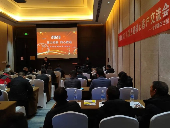 萬力輪胎銷售總監(jiān)王磊向到場(chǎng)客戶介紹了廣州工控集團(tuán)基本情況和萬力輪胎的發(fā)展規(guī)劃,研究院合肥分院主管工程師王海洋重點(diǎn)對(duì)2023年新產(chǎn)品和研發(fā)技術(shù)亮點(diǎn)工作進(jìn)行講解。 萬力輪胎銷售總監(jiān)王磊向到場(chǎng)客戶介紹了廣州工控集團(tuán)基本情況和萬力輪胎的發(fā)展規(guī)劃,研究院合肥分院主管工程師王海洋重點(diǎn)對(duì)2023年新產(chǎn)品和研發(fā)技術(shù)亮點(diǎn)工作進(jìn)行講解。