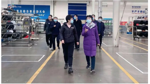 車轅車轍了解，1月31日上午，廣宗縣委副書記、縣長(zhǎng)鄭曉燕萬(wàn)達(dá)輪胎公司調(diào)研節(jié)后復(fù)工復(fù)產(chǎn)情況。