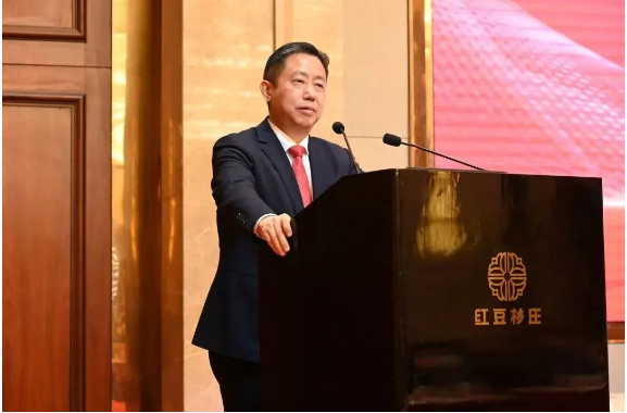 紅豆集團董事局主席周海江表示，面對新的一年，要充滿信心，積極把握中國經濟快速恢復的新機遇，贏得主動，以三自六化推進企業高質量發展，加快實現三個“關鍵速度”，即業績增長速度、科技產品創新速度、自身進化速度，做強業績，做大市值，為實現百億通用、千億紅豆添磚加瓦。