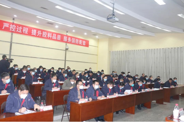 公司副總經(jīng)理魏穩(wěn)戰(zhàn)宣讀了2022年安全生產(chǎn)目標(biāo)責(zé)任考核結(jié)果及安全風(fēng)險抵押金兌現(xiàn)決定。總調(diào)度長、生產(chǎn)保障部部長程森禮傳達(dá)了集團(tuán)2023年安全生產(chǎn)工作會議精神。延長橡膠、泰國公司和膠布制品分公司分別作了經(jīng)驗交流發(fā)言。 公司副總經(jīng)理魏穩(wěn)戰(zhàn)宣讀了2022年安全生產(chǎn)目標(biāo)責(zé)任考核結(jié)果及安全風(fēng)險抵押金兌現(xiàn)決定。總調(diào)度長、生產(chǎn)保障部部長程森禮傳達(dá)了集團(tuán)2023年安全生產(chǎn)工作會議精神。延長橡膠、泰國公司和膠布制品分公司分別作了經(jīng)驗交流發(fā)言。