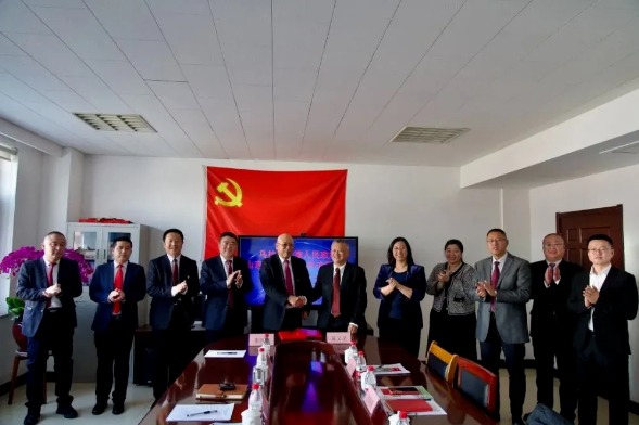 旗委書記王銀保率隊赴山東省,考察金谷集團、二十黃家商貿(mào)有限公司、玲瓏輪胎股份有限公司、華東橡膠材料有限公司,2月4日,在華東橡膠材料有限公司簽約炭黑項目。 旗委書記王銀保率隊赴山東省,考察金谷集團、二十黃家商貿(mào)有限公司、玲瓏輪胎股份有限公司、華東橡膠材料有限公司,2月4日,在華東橡膠材料有限公司簽約炭黑項目。