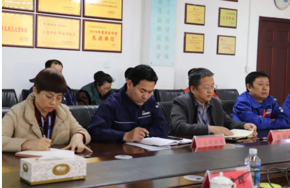 石化聯(lián)合會專家楊維軍、仲偉科對炭黑公司提出了建設(shè)性意見和建議,希望炭黑公司立足萬達(dá)集團(tuán)產(chǎn)業(yè)鏈優(yōu)勢,結(jié)合行業(yè)發(fā)展前景和趨勢,促進(jìn)特色高端炭黑產(chǎn)品研發(fā),提高自主創(chuàng)新能力,成為創(chuàng)新引領(lǐng)、綠色低碳的行業(yè)標(biāo)桿。 石化聯(lián)合會專家楊維軍、仲偉科對炭黑公司提出了建設(shè)性意見和建議,希望炭黑公司立足萬達(dá)集團(tuán)產(chǎn)業(yè)鏈優(yōu)勢,結(jié)合行業(yè)發(fā)展前景和趨勢,促進(jìn)特色高端炭黑產(chǎn)品研發(fā),提高自主創(chuàng)新能力,成為創(chuàng)新引領(lǐng)、綠色低碳的行業(yè)標(biāo)桿。