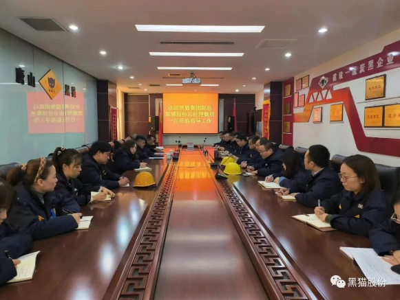 魏明還深入現場看望慰問一線干部職工，并對生產車間的安全環保、設備運行、工藝技術等進行交流指導。