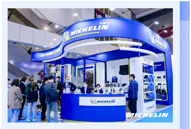 2022年底首發(fā)的米其林手機(jī)支架和車載吸塵器也以其獨(dú)具匠心的設(shè)計(jì)和出色的性能表現(xiàn)引起了市場(chǎng)關(guān)注。此外,米其林還展示了雨刮、車膜、緊急救援、洗車機(jī)、除味劑、生活時(shí)尚等超過(guò)10個(gè)品類的豐富產(chǎn)品。 2022年底首發(fā)的米其林手機(jī)支架和車載吸塵器也以其獨(dú)具匠心的設(shè)計(jì)和出色的性能表現(xiàn)引起了市場(chǎng)關(guān)注。此外,米其林還展示了雨刮、車膜、緊急救援、洗車機(jī)、除味劑、生活時(shí)尚等超過(guò)10個(gè)品類的豐富產(chǎn)品。