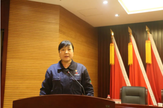會(huì)上，公司黨委工作部部長(zhǎng)施雪受黨委委托作了題為《堅(jiān)持黨建引領(lǐng)，創(chuàng)新驅(qū)動(dòng)發(fā)展，以實(shí)干實(shí)績(jī)?nèi)ν苿?dòng)黨的二十大精神落地見(jiàn)效》的黨建工作報(bào)告。